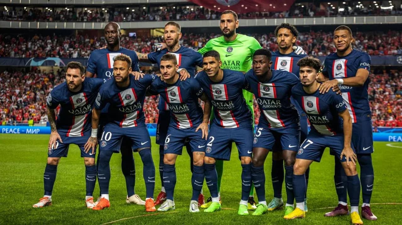 Paris Saint Germain futbolçuları sahədə