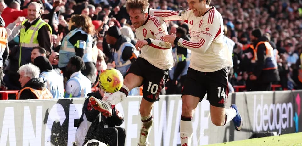 Liverpool oyunçuları qol sevinci yaşayır
