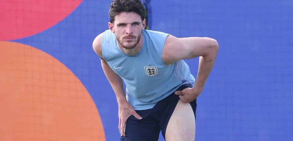 Futbolçu məşq zamanı ayağını tutaraq dayanıb