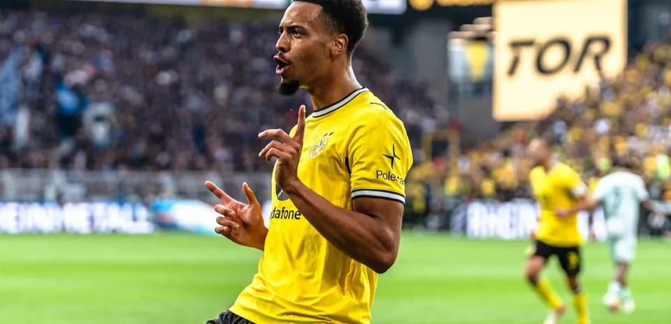 Futbolçu qol vurduqdan sonra sevinir