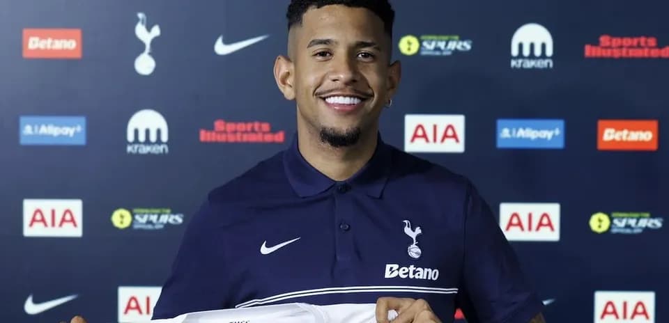 Yeni transfer, Tottenham formasını tutarak gülüyor