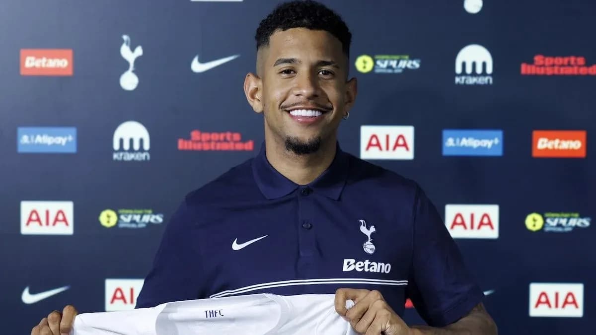Yeni transfer, Tottenham formasını tutarak gülüyor