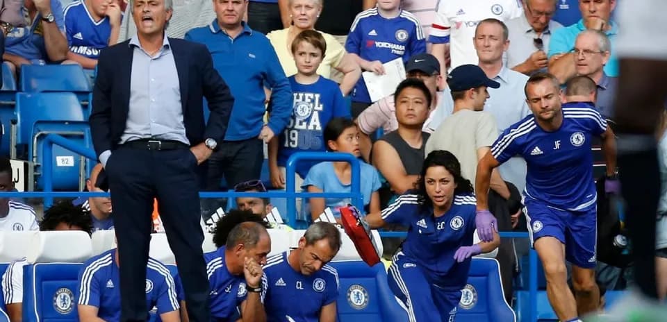 José Mourinho coaching with Chelsea staff during match