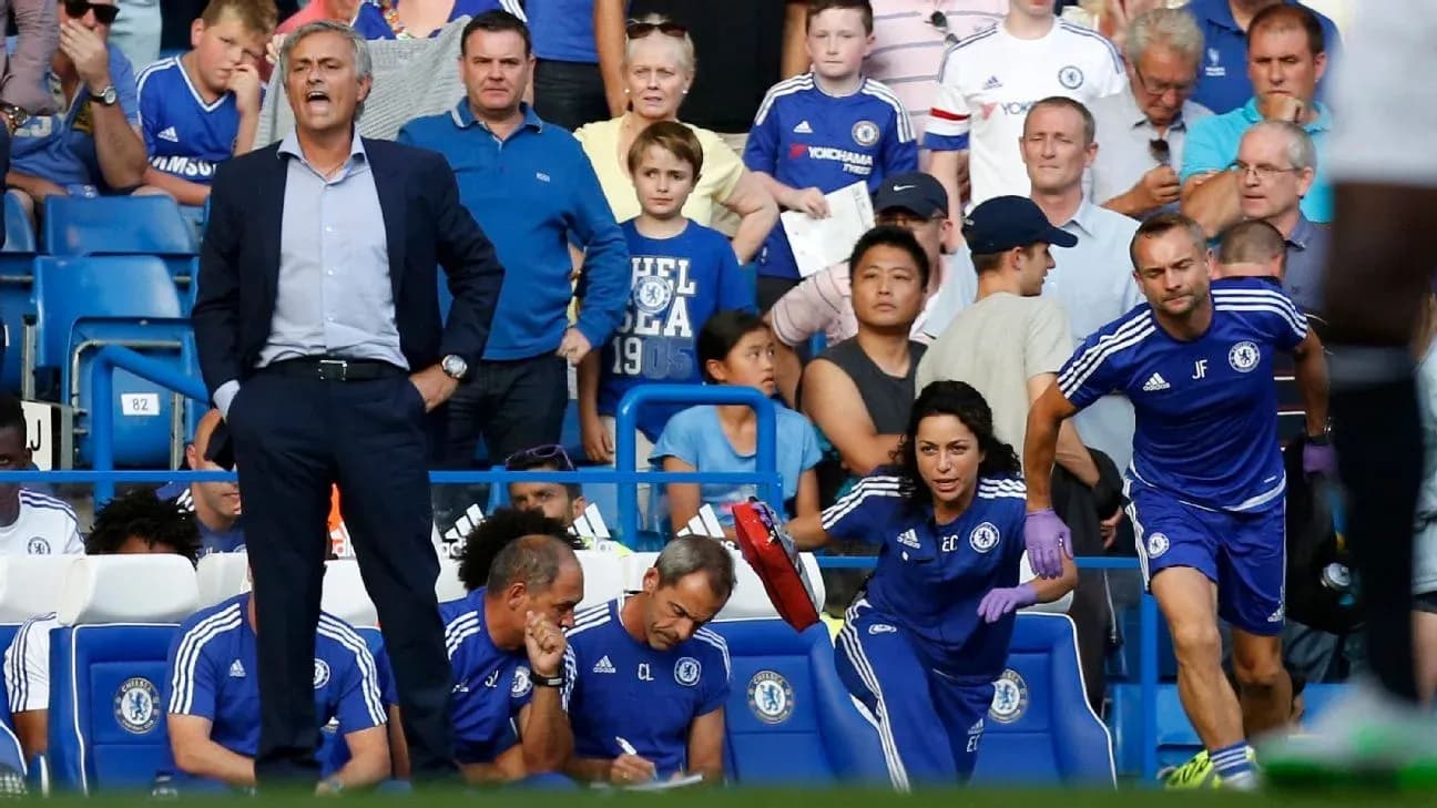 José Mourinho coaching with Chelsea staff during match