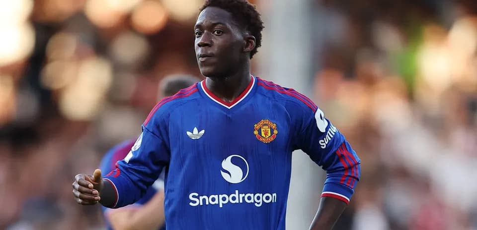 Futbolçu Manchester United formasında oyun meydanında
