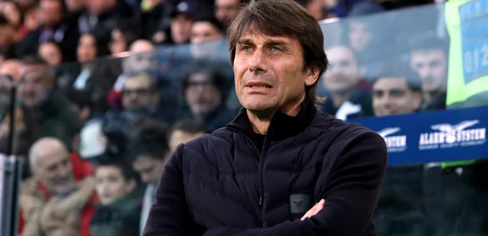 Menejer oyun zamanı stadda durur