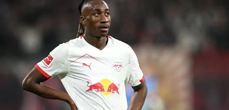 Futbolçu oyundan sonra düşüncəli görünür