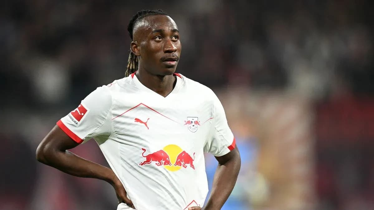 Futbolçu oyundan sonra düşüncəli görünür