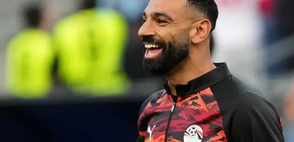 Futbolçu gülərək məşq zamanı hazırlıqda