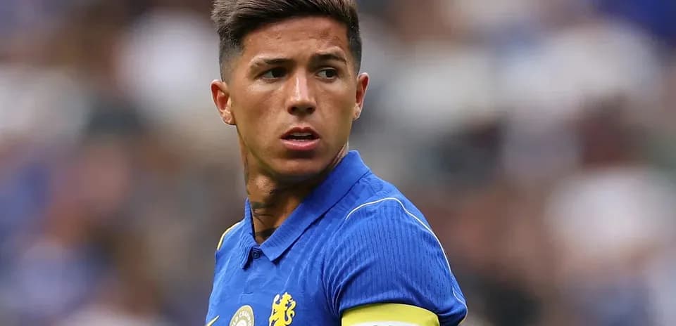 Futbolçu kapitanlıq sarğısı ilə oyun zamanı