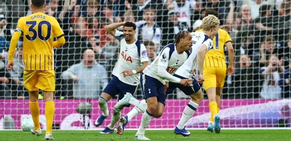Tottenham oyunçuları qol sevinci yaşayır