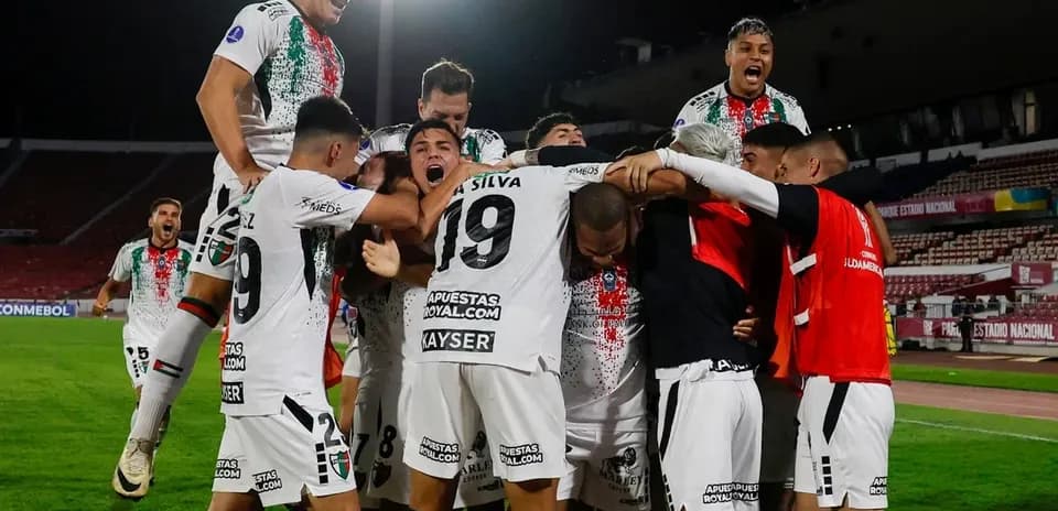 Cobresal futbolçuları sevinclə bir araya gəlib