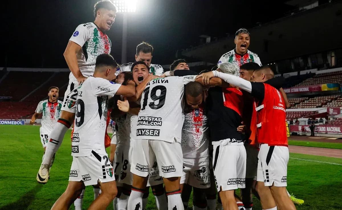 Cobresal futbolçuları sevinclə bir araya gəlib