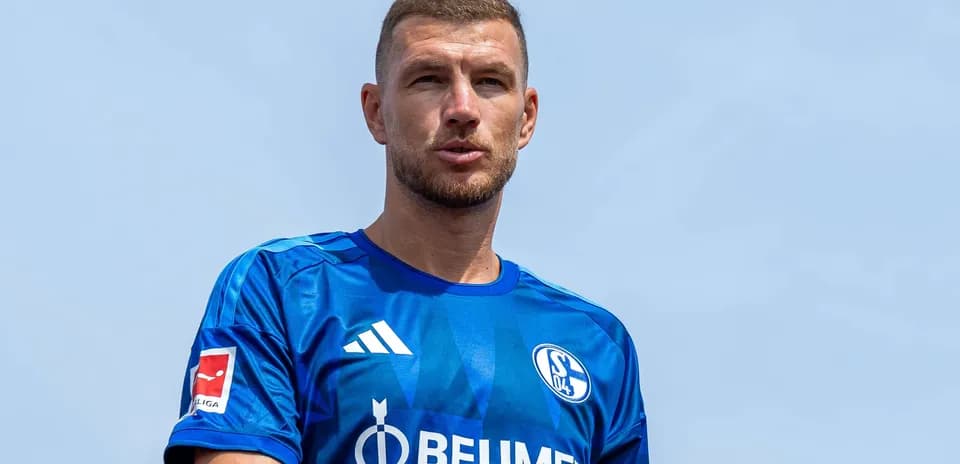 Futbolçu mavi forma ilə kameraya baxır