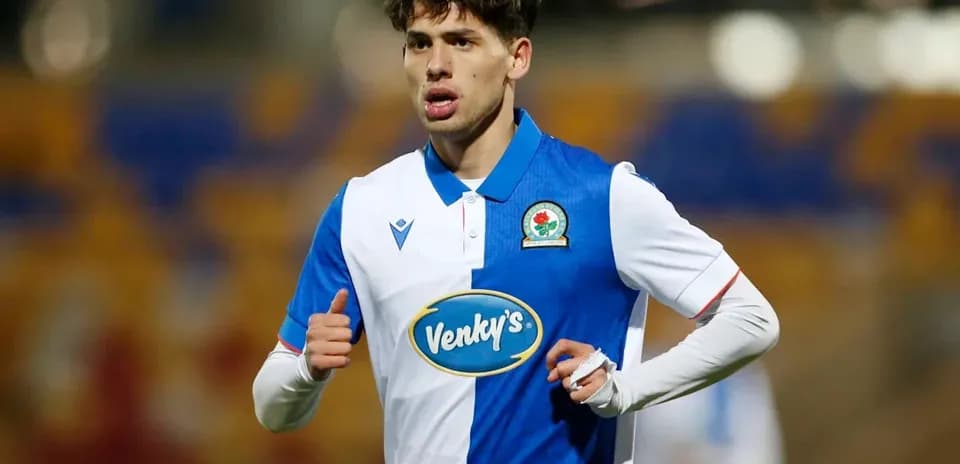 Futbolçu Blackburn Rovers formasında meydanda yürüyür