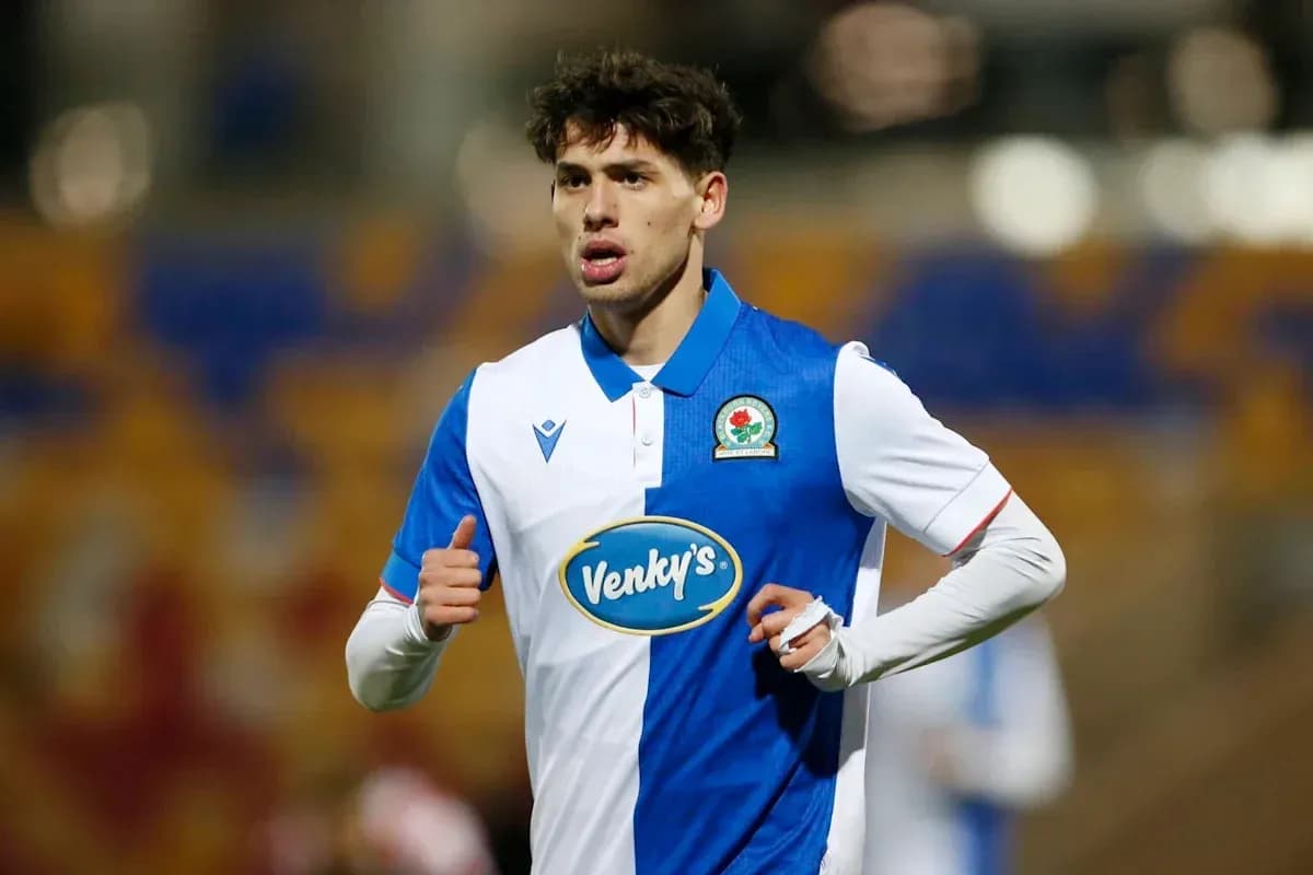 Futbolçu Blackburn Rovers formasında meydanda yürüyür
