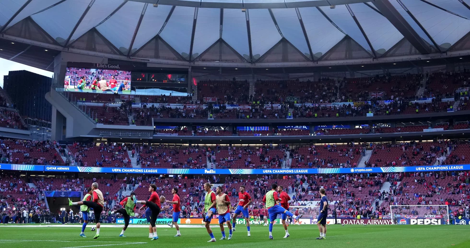 Futbolçuların məşq zamanı stadionda hazırlığı