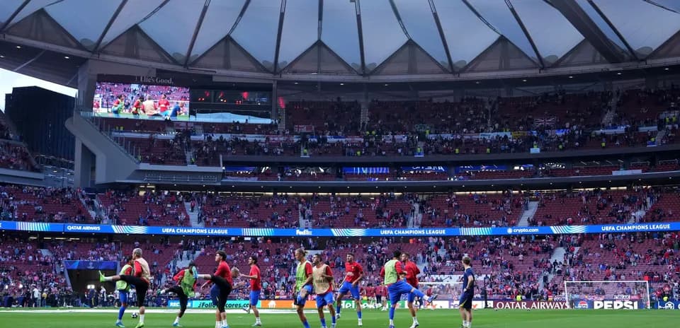 Futbolçuların məşq zamanı stadionda hazırlığı