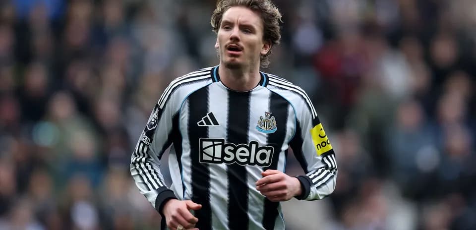 Futbolçu Newcastle formasında stadionda yürüyür