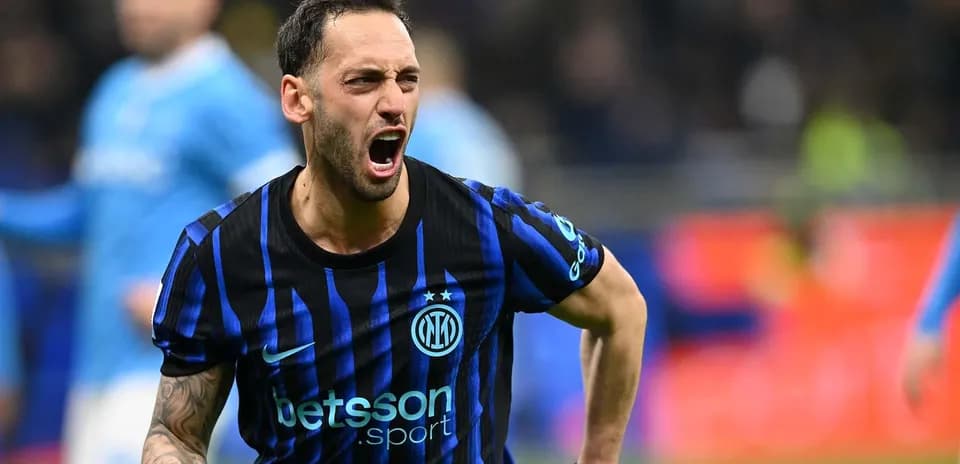 Inter futbolçusu sevinclə qollarını qaldırır
