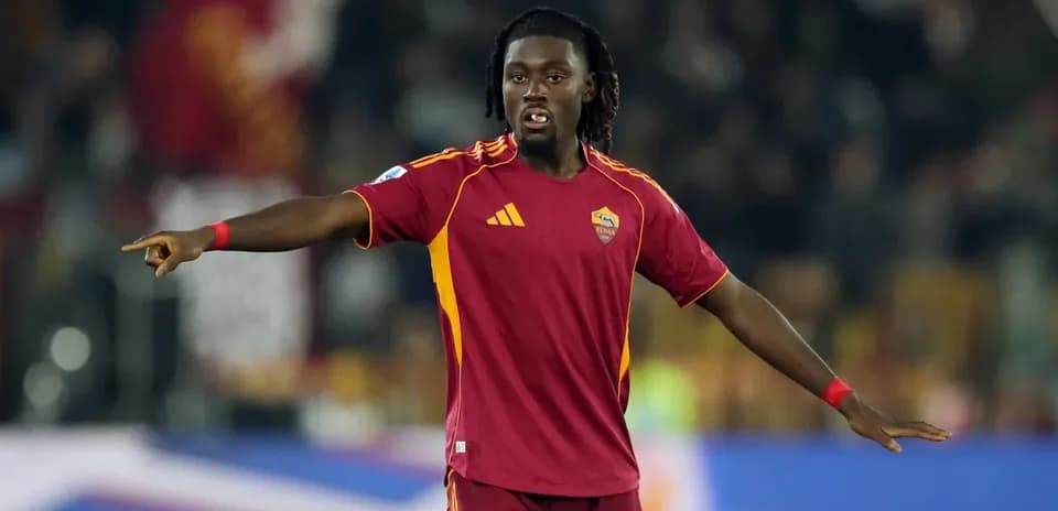 Futbolçu Roma formasında oyun zamanı yön göstərir