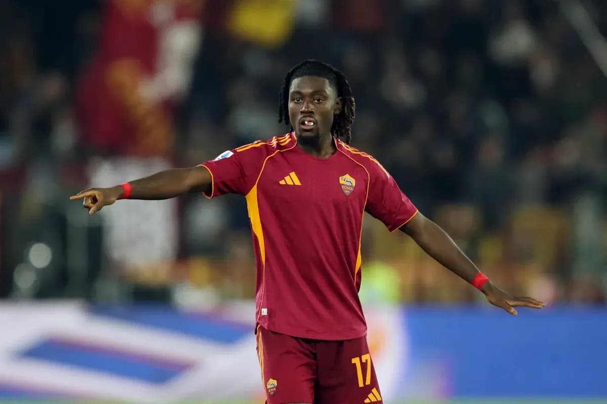Futbolçu Roma formasında oyun zamanı yön göstərir