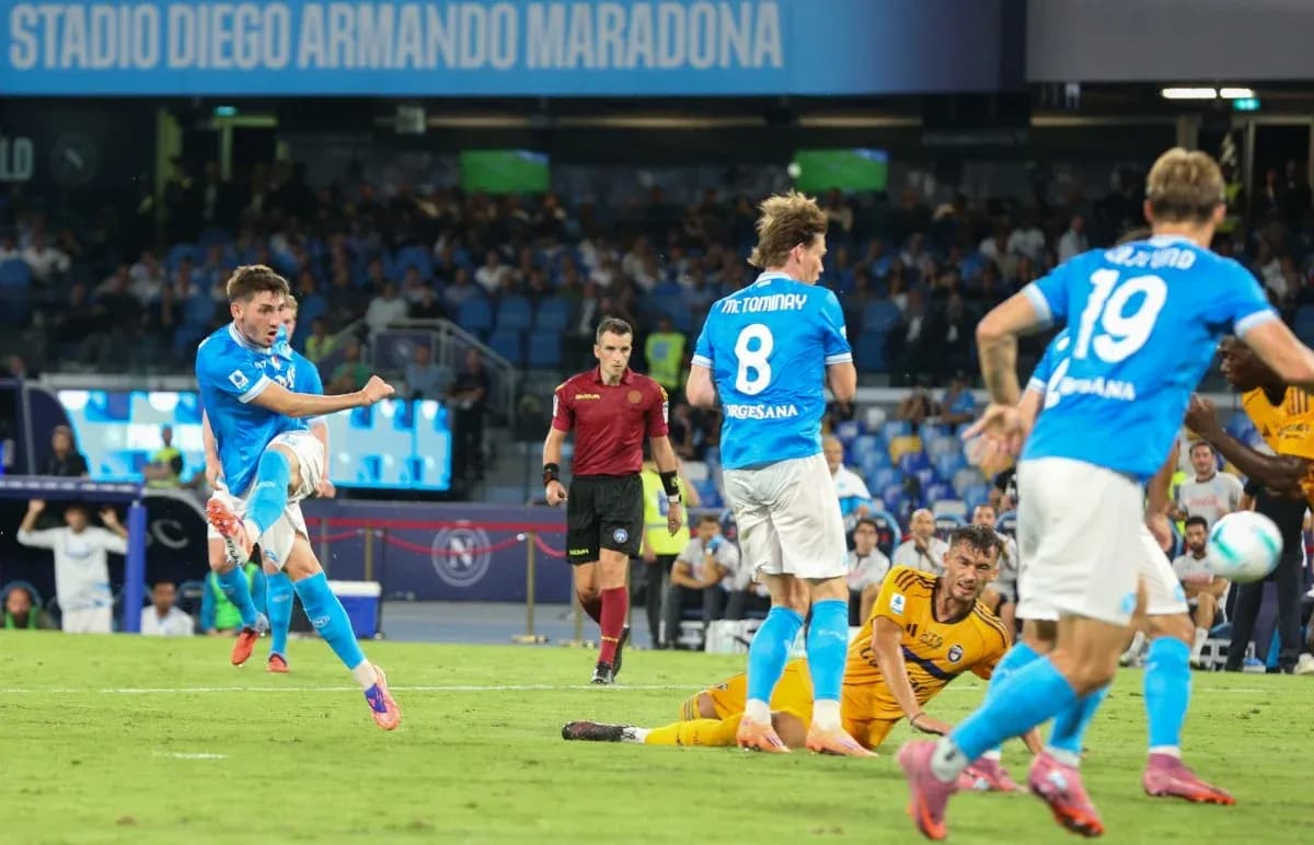 Napoli oyunçusu topa zərbə vurur