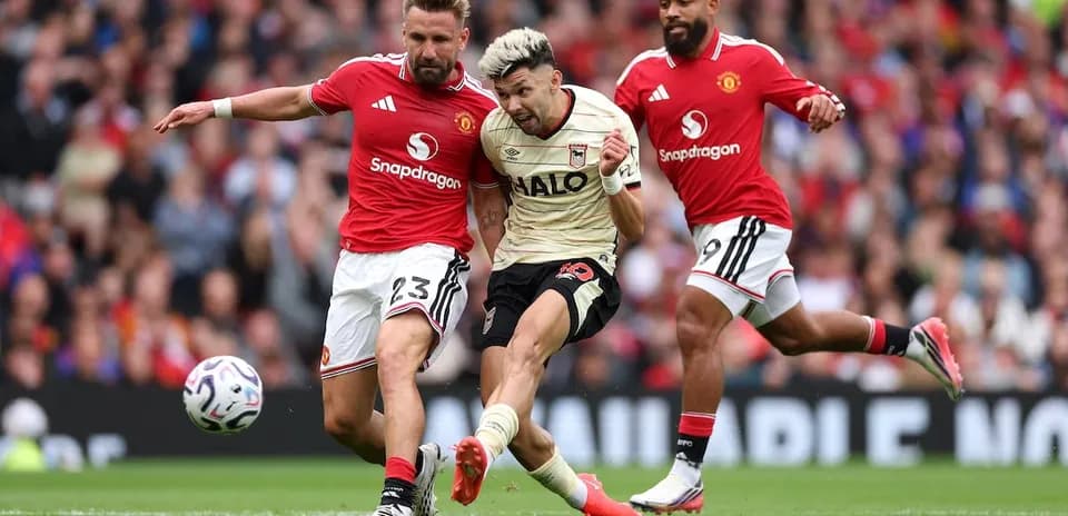 Manchester United və Ipswich arasında mübarizə