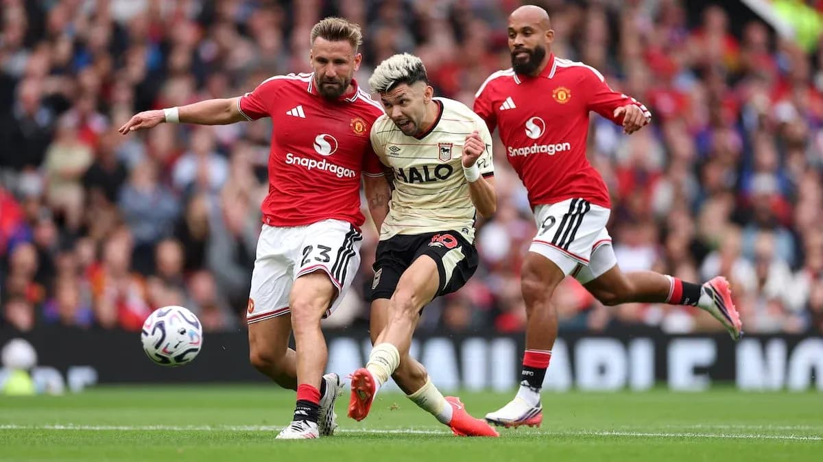 Manchester United və Ipswich arasında mübarizə