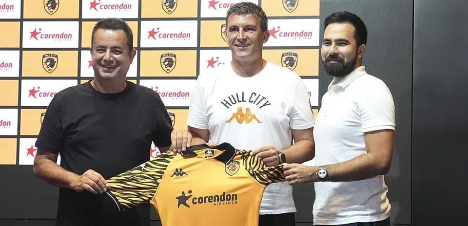 New coach presented with Hull City jersey at event