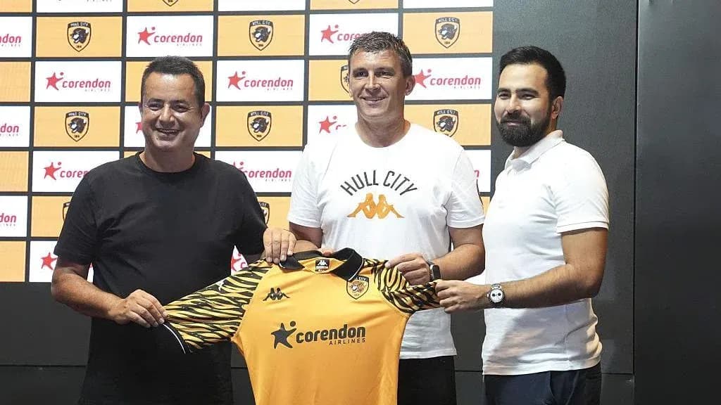 New coach presented with Hull City jersey at event