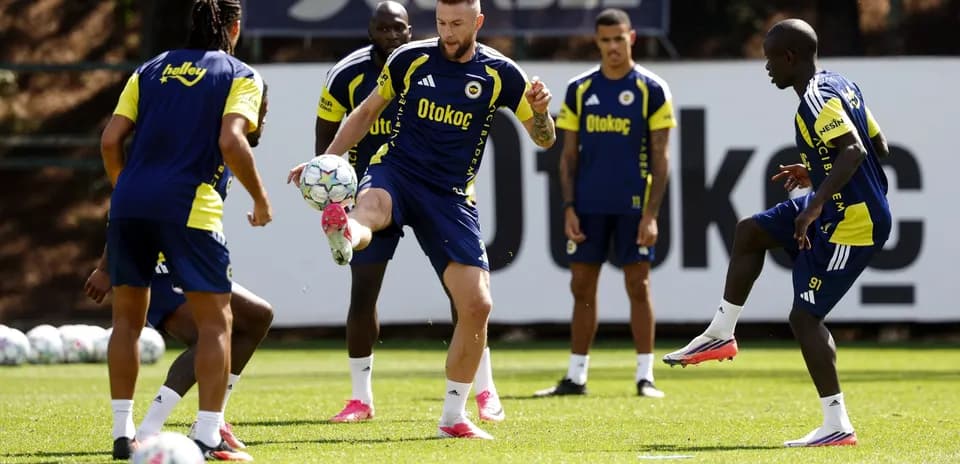 Fenerbahçe futbolçuları məşq zamanı