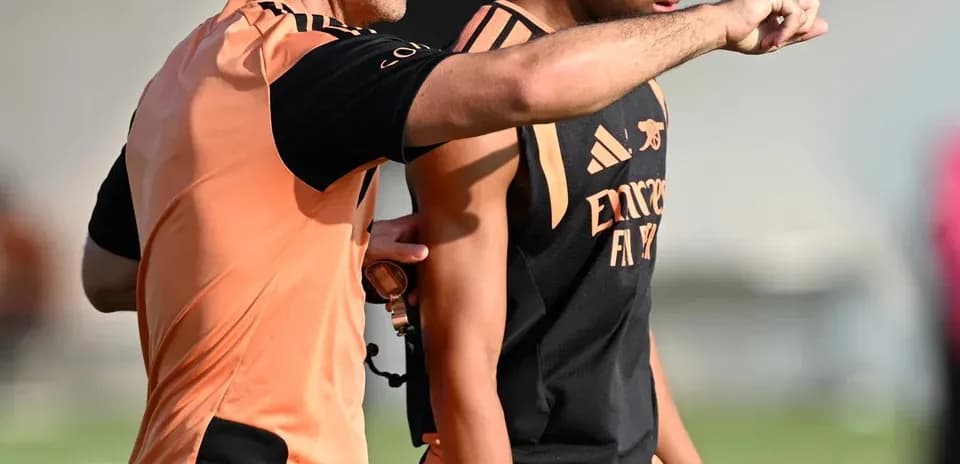 Koç futbolçuya təlimat verir məşq zamanı
