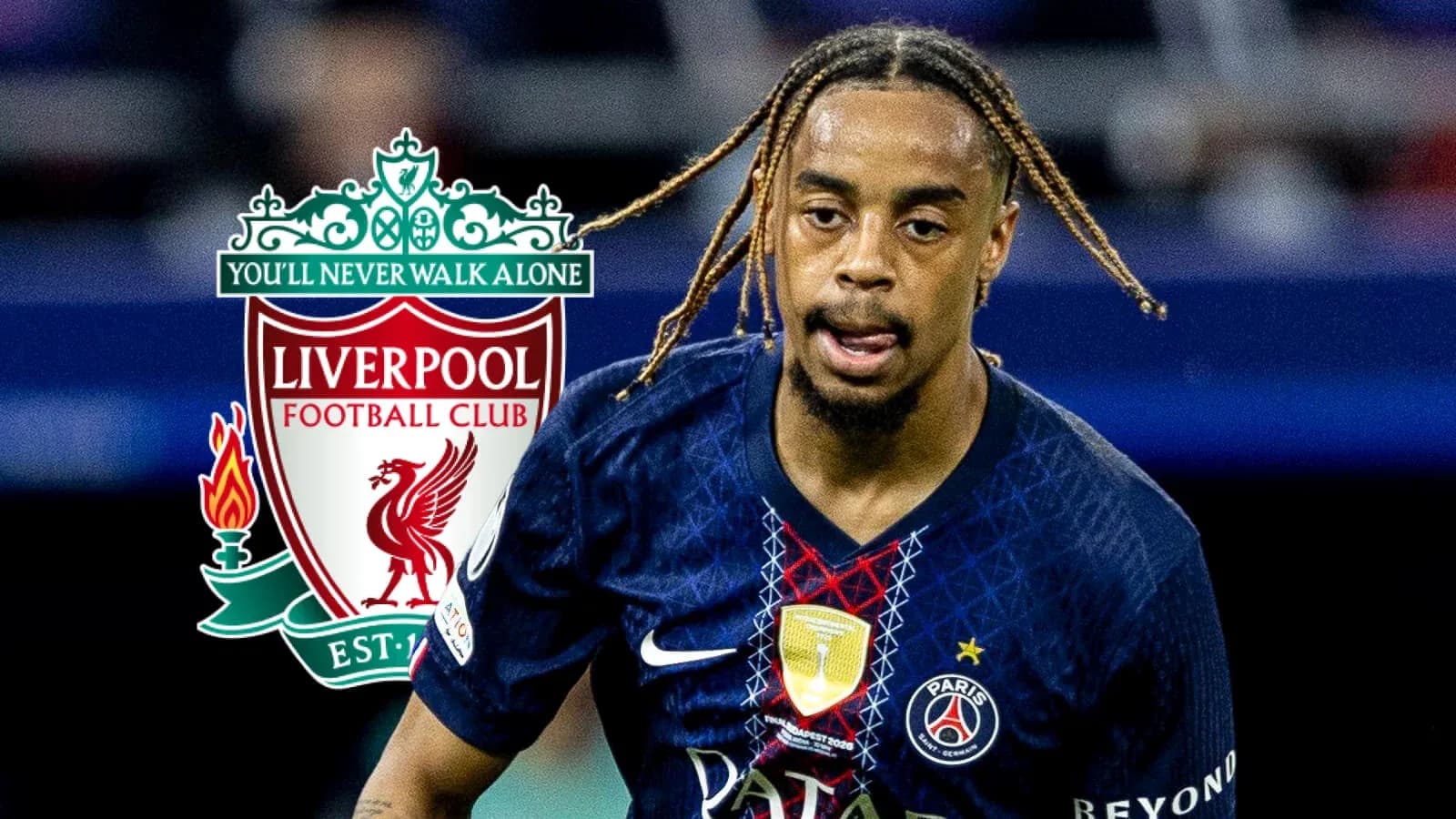 Futbolçu PSG formasında topa doğru irəliləyir
