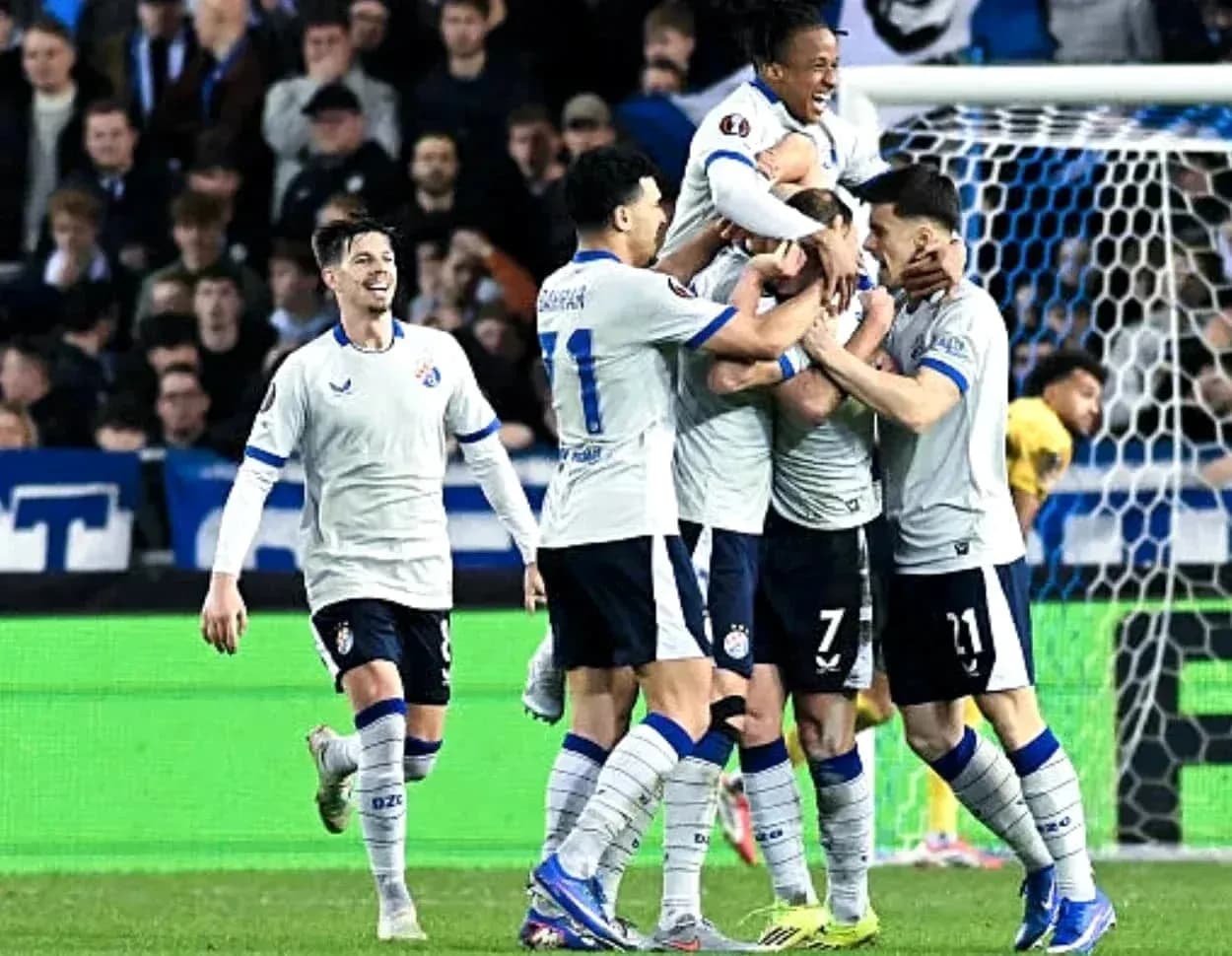 Dinamo Zagreb oyunçuları qolu qeyd edirlər