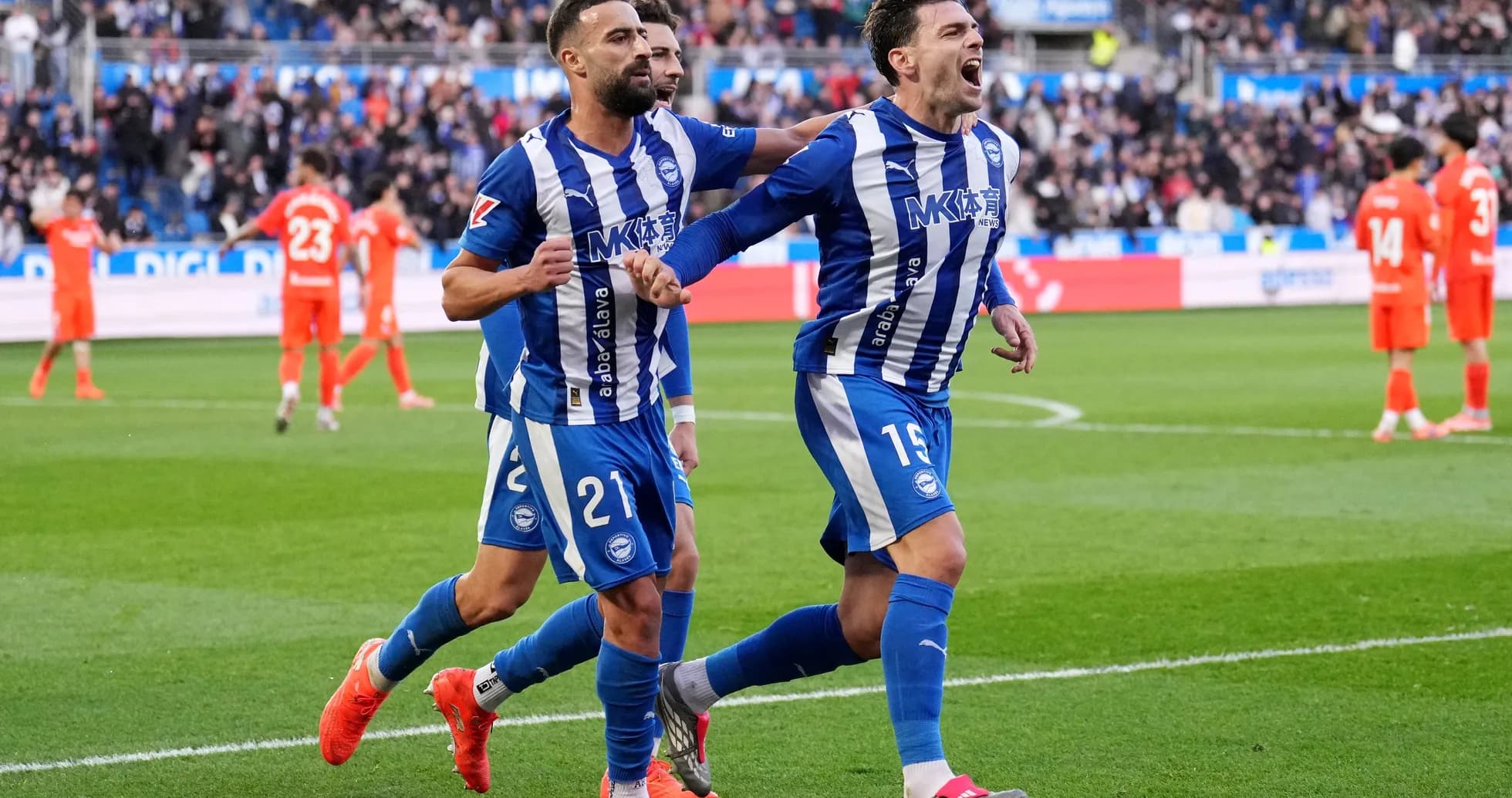 Alaves futbolçuları sevinir