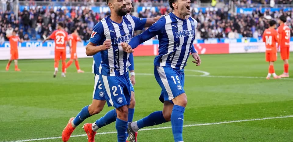 Alaves futbolçuları sevinir