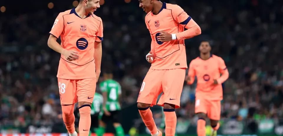 Barcelona futbolçuları sevinclə bir-birinə baxır