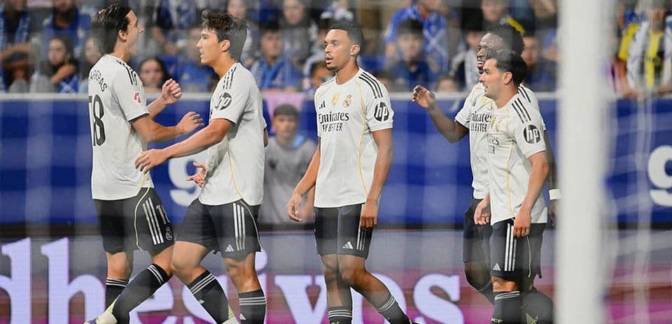 Real Madrid futbolçuları qolu qeyd edirlər