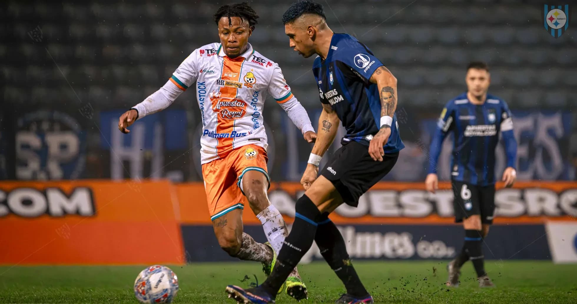 Palestino və Huachipato futbolçuları top üçün mübarizə aparır