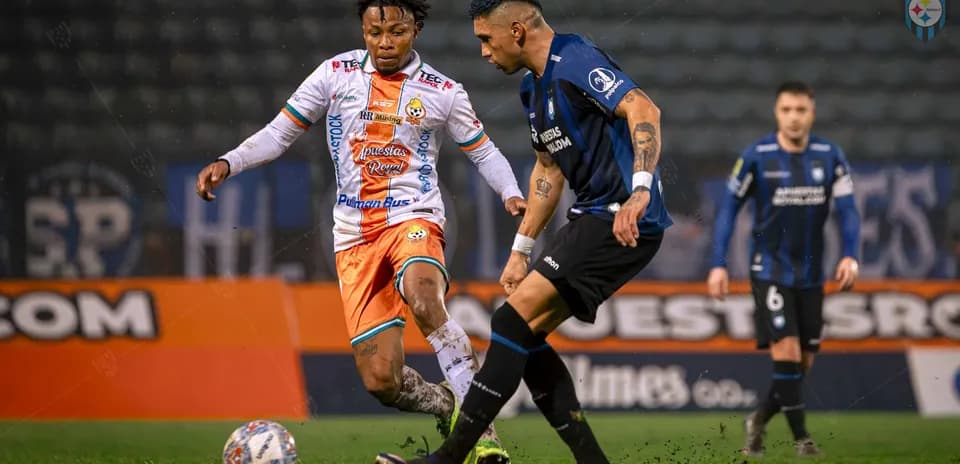 Palestino və Huachipato futbolçuları top üçün mübarizə aparır