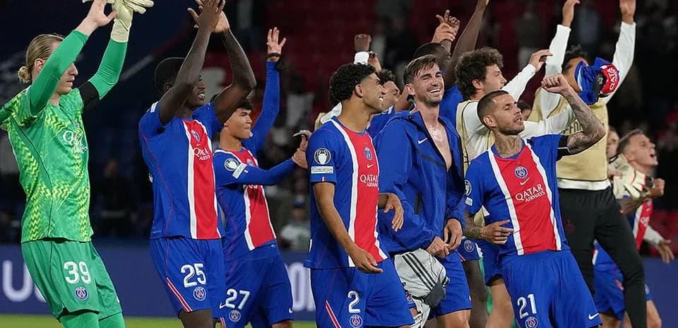 Paris Saint Germain oyunçuları sevinir