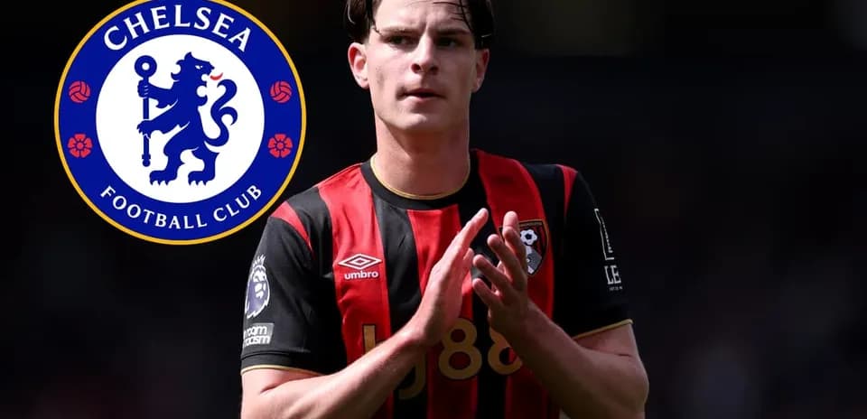 Futbolçu, Bournemouth formasında, Chelsea loqosu ilə