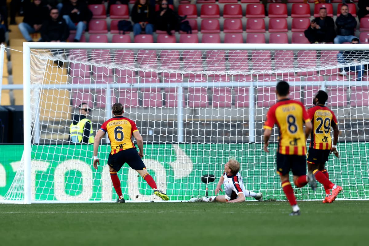 Lecce futbolçusu topu qapıya vurur