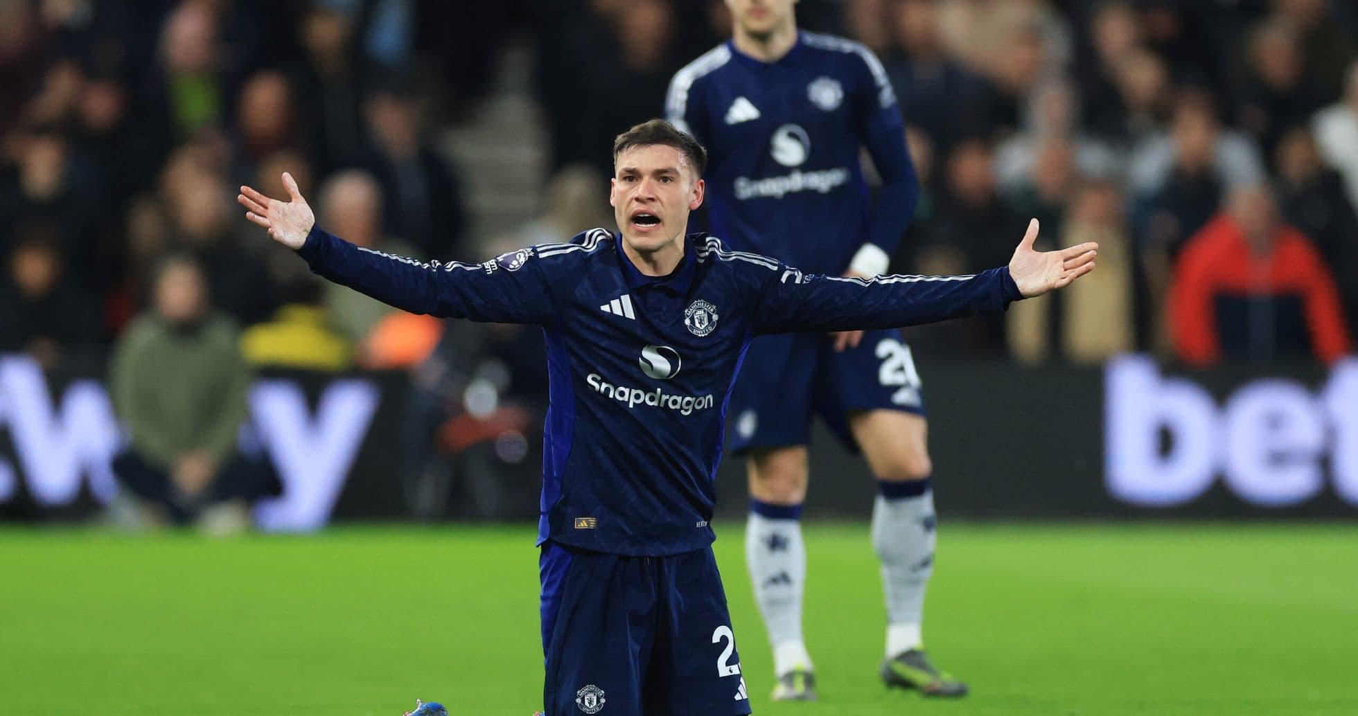 Manchester United oyunçusu müdafiə üçün əlini qaldırıb