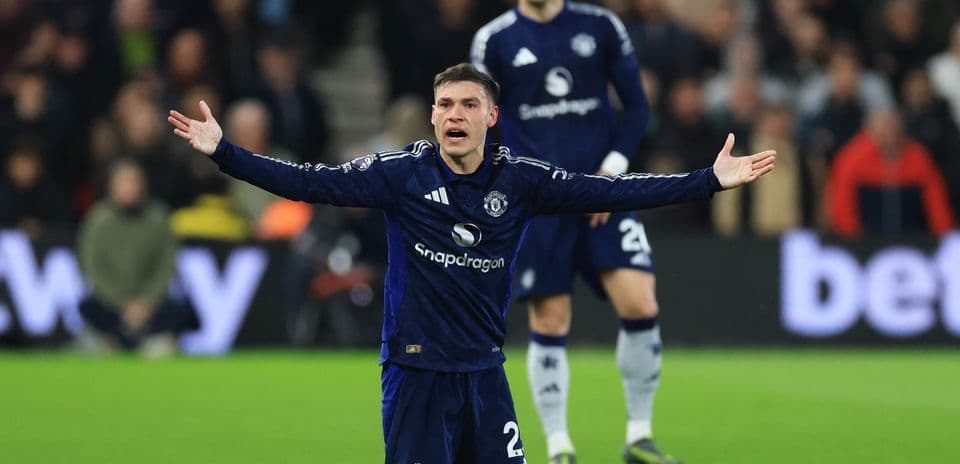 Manchester United oyunçusu müdafiə üçün əlini qaldırıb