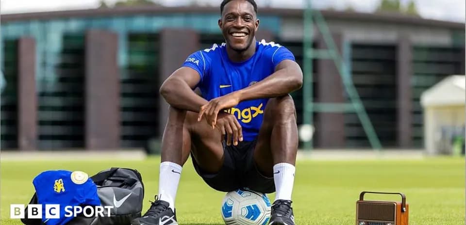 Futbolçu məşq mərkəzində oturaraq gülümsəyir