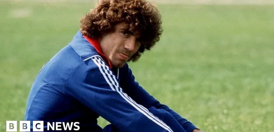 Futbolçu oturub, məşq üçün hazırlaşır