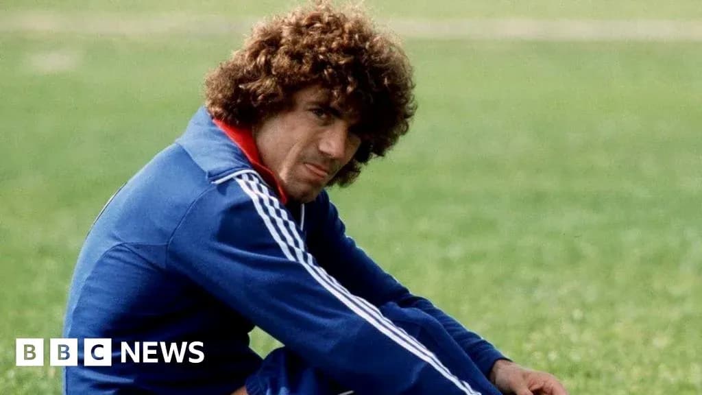 Futbolçu oturub, məşq üçün hazırlaşır