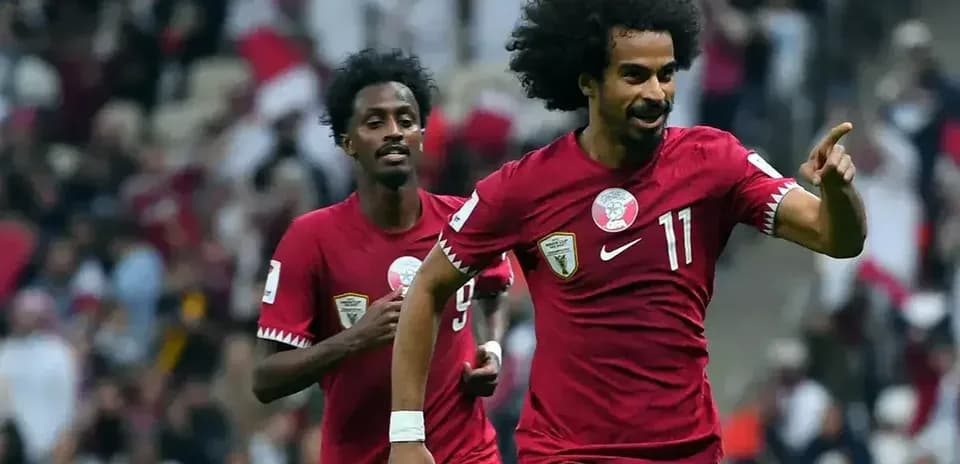 Qətər futbolçusu qol vurur